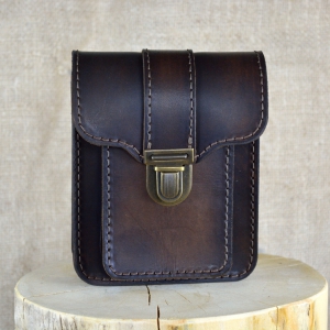 Kožená kapsa řezaná na zámeček na výšku