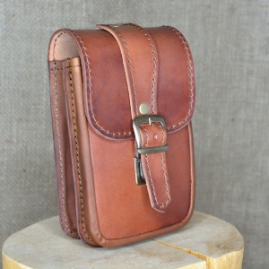 Kožená kapsa dvojitá na výšku s kombinovaným zapínáním větší